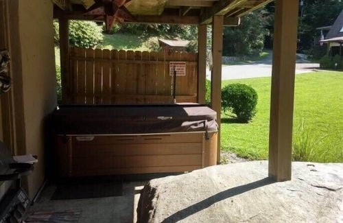 Chimney Rock Ski Chalet | 1BR Garden View 1 Bottom floor of Chalet - Hot tub- Grill