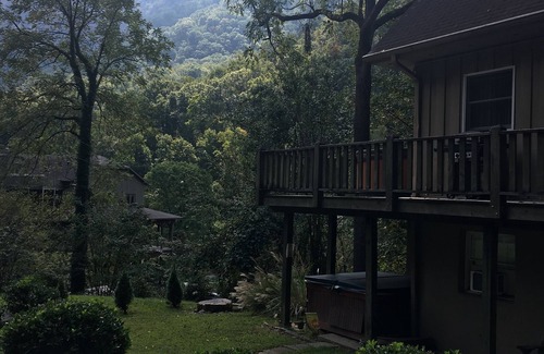 Chimney Rock Ski Chalet | 1BR Garden View 1 Bottom floor of Chalet - Hot tub- Grill