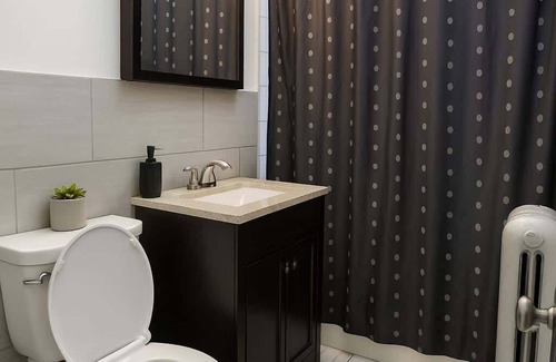 Irving Park East Apartment | 1BR Homey Apt in Irving Park