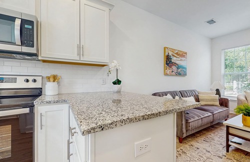 Goose Creek House | 1BR loft in Pet Friendly Resort w/pool, hot tub & parks