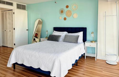 Downtown Honolulu Apartment | 1BR Ocean Sunset View With Parking