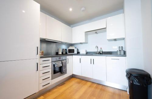 Gillingham Apartment | 1BR - Stunning 5th-Flr Views - Sleeps 4 - Parking