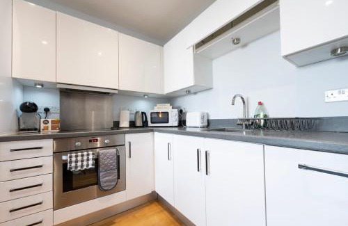 Gillingham Apartment | 1BR - Stunning 5th-Flr Views - Sleeps 4 - Parking