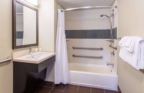 Anaheim Resort Hotel | 1BR Suite w/Kitchen just 2 Miles from Disney Reso