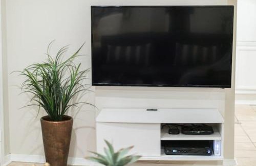 Chicago Apartment | 1BR Trendy Basement Apt with Laundry & Parking - Central Trendy