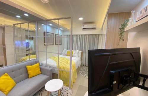 Highway Hills Apartment | 1BR w/Balcony near Megamall: The Admiral‘s Lounge