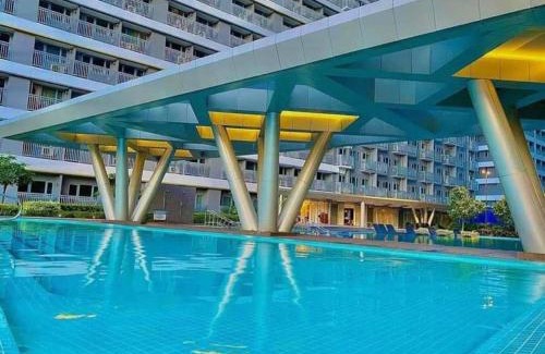 Highway Hills Apartment | 1BR w/Balcony near Megamall: The Admiral‘s Lounge