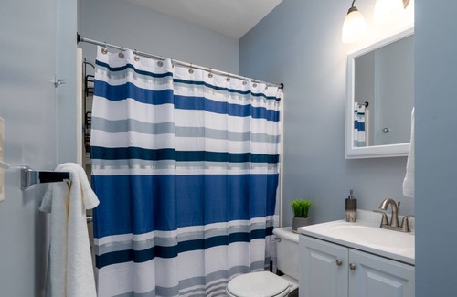 Manchester Apartment | 1st Floor Apt - Walk to Downtown