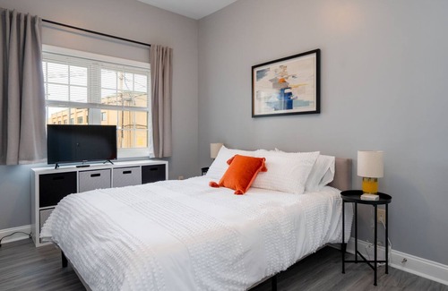 Manchester Apartment | 1st Floor Apt - Walk to Downtown