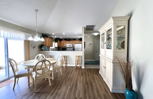 Duval House | 2/2 Courtyard Villa with Private Backyard and Golf Cart!