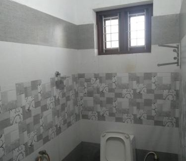 Thalassery House | 2 AC Room in KUTHUPARAMBA
