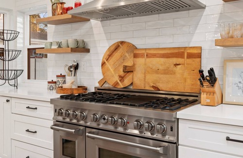 Loomis House | 2-acre Modern Boho Creekside Country Retreat (sleeps 14)