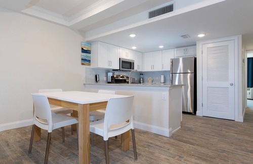 Indian Shores Hotel | 2 Awesome Units for Group Travel, Kitchen, Beach, Pool, Outlet Shopping