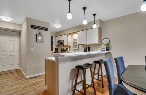 Table Rock Condo | 2 Bd GROUND FLOOR, Pointe Royale Golf, INDOOR POOL, and Lake Taneycomo fishing