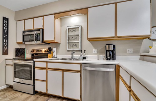 Table Rock Condo | 2 Bd GROUND FLOOR, Pointe Royale Golf, INDOOR POOL, and Lake Taneycomo fishing