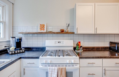 Three Oaks Apartment | 2 BD steps to downtown, 1 block to journeyman & the acorn