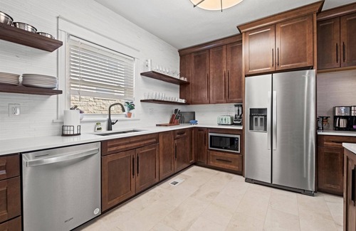 South Hyde Park House | 2 Bed/2.5 Bath + Walk to Streetcar/Nelson + Parking