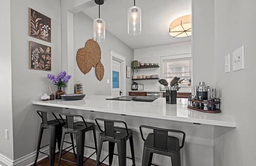 South Hyde Park House | 2 Bed/2.5 Bath + Walk to Streetcar/Nelson + Parking