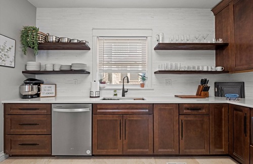 South Hyde Park House | 2 Bed/2.5 Bath + Walk to Streetcar/Nelson + Parking