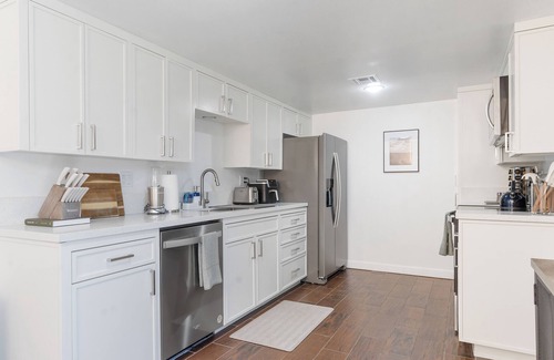 Bakersfield Condo | 2 bed 2 bath condo with washer & dryer, parking garage, and office space