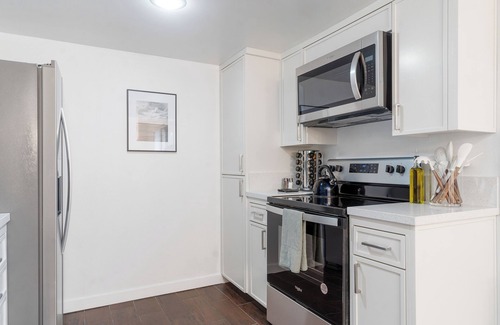 Bakersfield Condo | 2 bed 2 bath condo with washer & dryer, parking garage, and office space