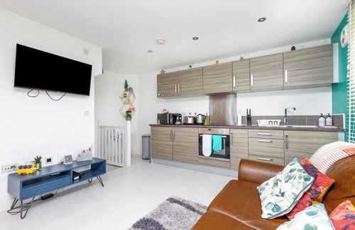 Wakefield Apartment | 2 Bed 2 Bath | Parking | WiFi | En-suite's | Self Checkin | Balcony | Workspace