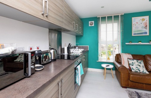 Wakefield Apartment | 2 Bed 2 Bath | Parking | WiFi | En-suite's | Self Checkin | Balcony | Workspace