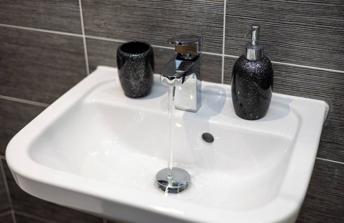 Wakefield Apartment | 2 Bed 2 Bath | Parking | WiFi | En-suite's | Self Checkin | Balcony | Workspace