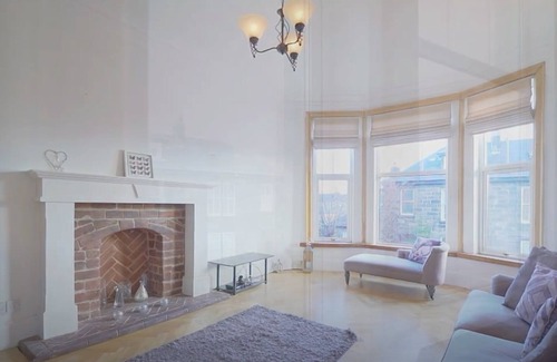 Paisley Apartment | 2 Bed Apartment close to Glasgow Airport, RAH Hospital and University.
