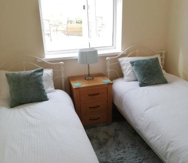 Tibshelf House | 2-Bed Cottage - Sleeps4 - Garden - Bbq