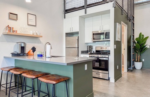 Santa Ana Apartment | 2 Bed DTSA Loft with Gym - AC - 65"4K TV - 6 miles to Disney