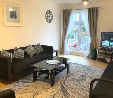 East End Apartment | 2 Bed Entire Upper Cottage Flat in Central Glasgow