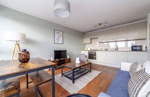 Shepherd's Bush Apartment | 2 Bed Flat near Westfield London