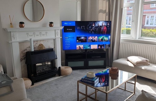 Alvaston House | 2 Bed House with hot tub | Private parking.