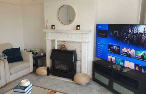 Alvaston House | 2 Bed House with hot tub | Private parking.