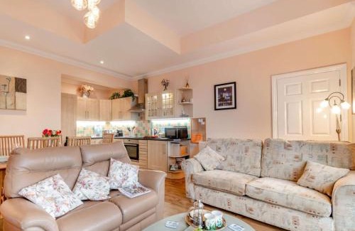 Tenby House | 2 Bed in Tenby 89981