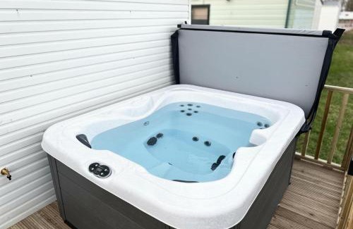 Wesham House | 2-Bed Lodge Sleeps 4 Free Parking Hot tub