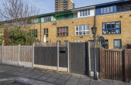 Bow House | 2 Bed Town House With Garden in Hackney, London