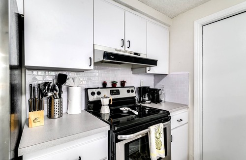 Coral Terrace House | 2 Bed2 Bath House with Backyard Jacuzzi