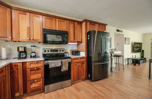 Fashion Square Condo | 2 Bedrm Condo in Heart of Old Town