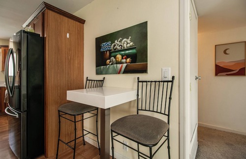 Fashion Square Condo | 2 Bedrm Condo in Heart of Old Town