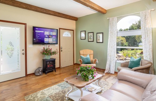 Westchase Cottage | 2 bedroom, 1.5 bath, cottage, close to airport, beaches and attractions