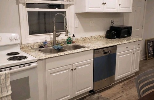 Apex House | 2 bedroom 1 bath. 8 minutes from Downtown Apex