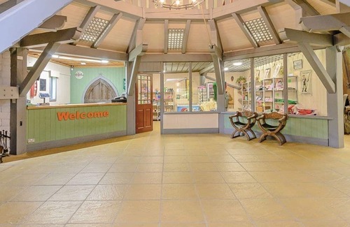 Edwinstowe Cabin | 2 bedroom accommodation in Sherwood Forest, Rufford