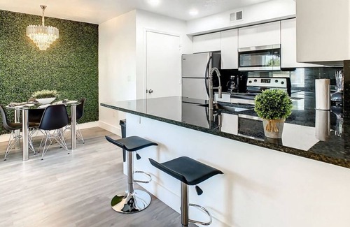 Metro West Apartment | 2 Bedroom Apartment 625043 by Houzlet