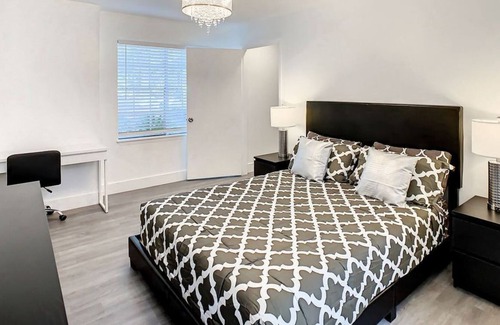 Metro West Apartment | 2 Bedroom Apartment 625043 by Houzlet