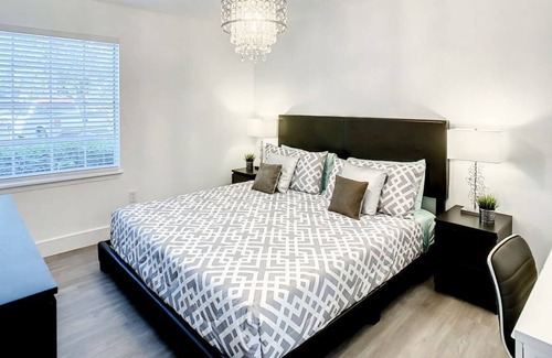 Metro West Apartment | 2 Bedroom Apartment 625043 by Houzlet