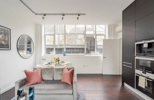 London City Centre Apartment | 2-bedroom apartment in charming London with AC