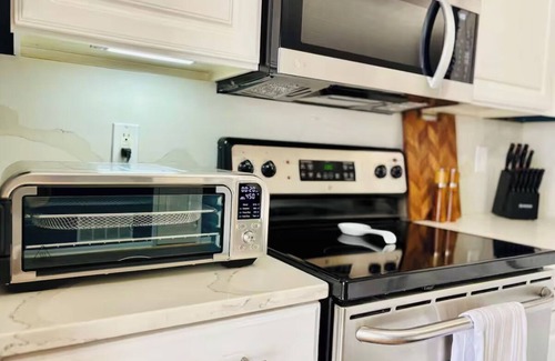 Groveport Condo | 2 Bedroom Beautiful Condo 10 minutes from Downtown Columbus + Gym & Pool Access!