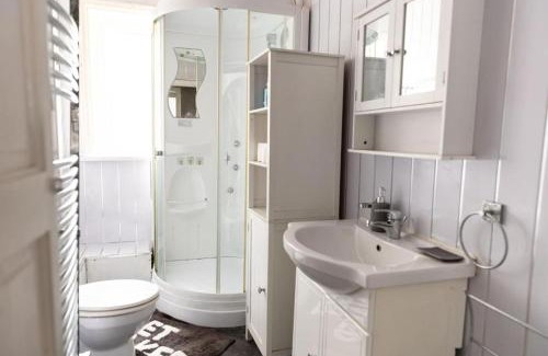 Barnsley House | 2 bedroom Cossy Detached Property